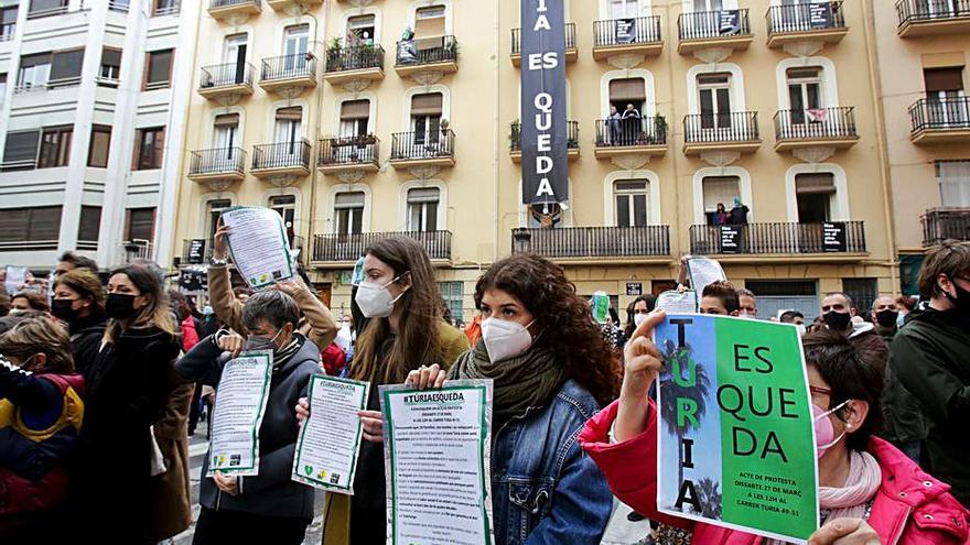 Protesta por un desahucio en la calle Turia.  | E. RIPOLL