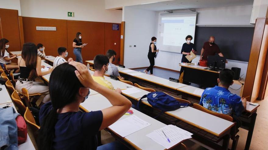 Alumnado durante las pruebas de selectividad en la Universidad de Alicante