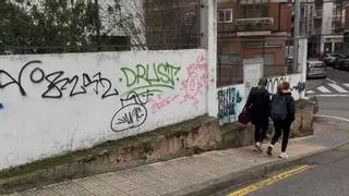 El enigma de "Van a matar a Poe": el grafiti que se repite en muros de Cáceres y desconcierta a la ciudad