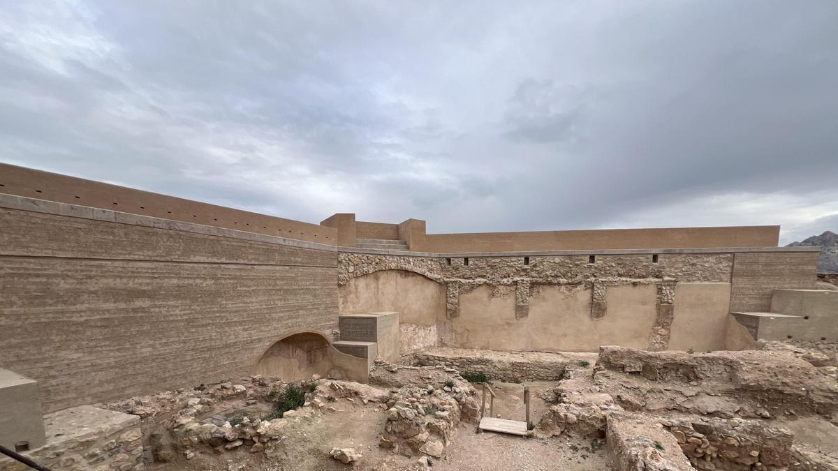 Restauración de la muralla norte del castillo de Novelda.
