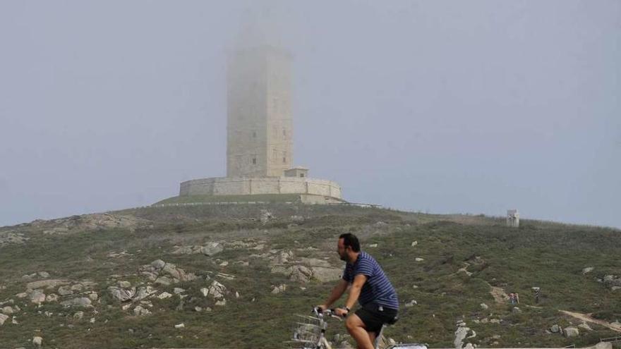 Un hombre circula por el carril bici del paseo marítimo a la altura de As Lagoas.