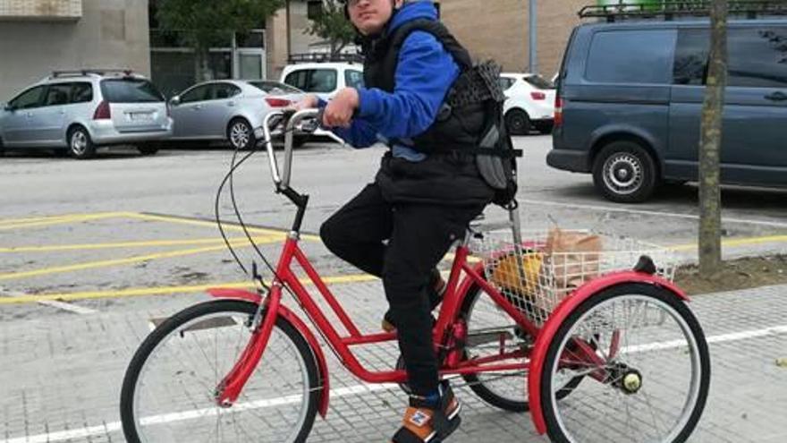 El jove Juan Cruz amb la bici adaptada, en una foto recent.