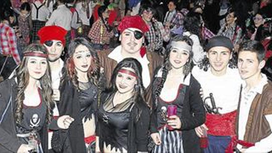 Un grupo de batucada y la actuación de un DJ animarán hoy el Carnaval joven de Almassora