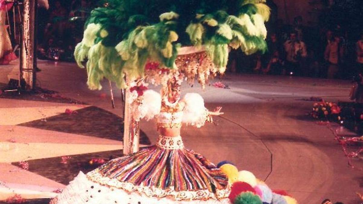 Mónica Raquel Estévez, la reina icónica del Carnaval de Santa Cruz de Tenerife 1987, que se dedicó a Roma.