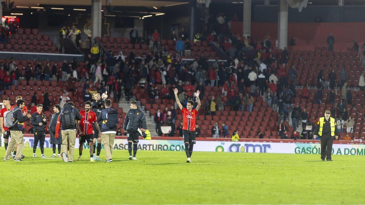 Mascarell alza los brazos tras la victoria del Mallorca contra el Getafe.