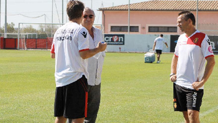 Cladera conversa con Laudrup en el entrenamiento.