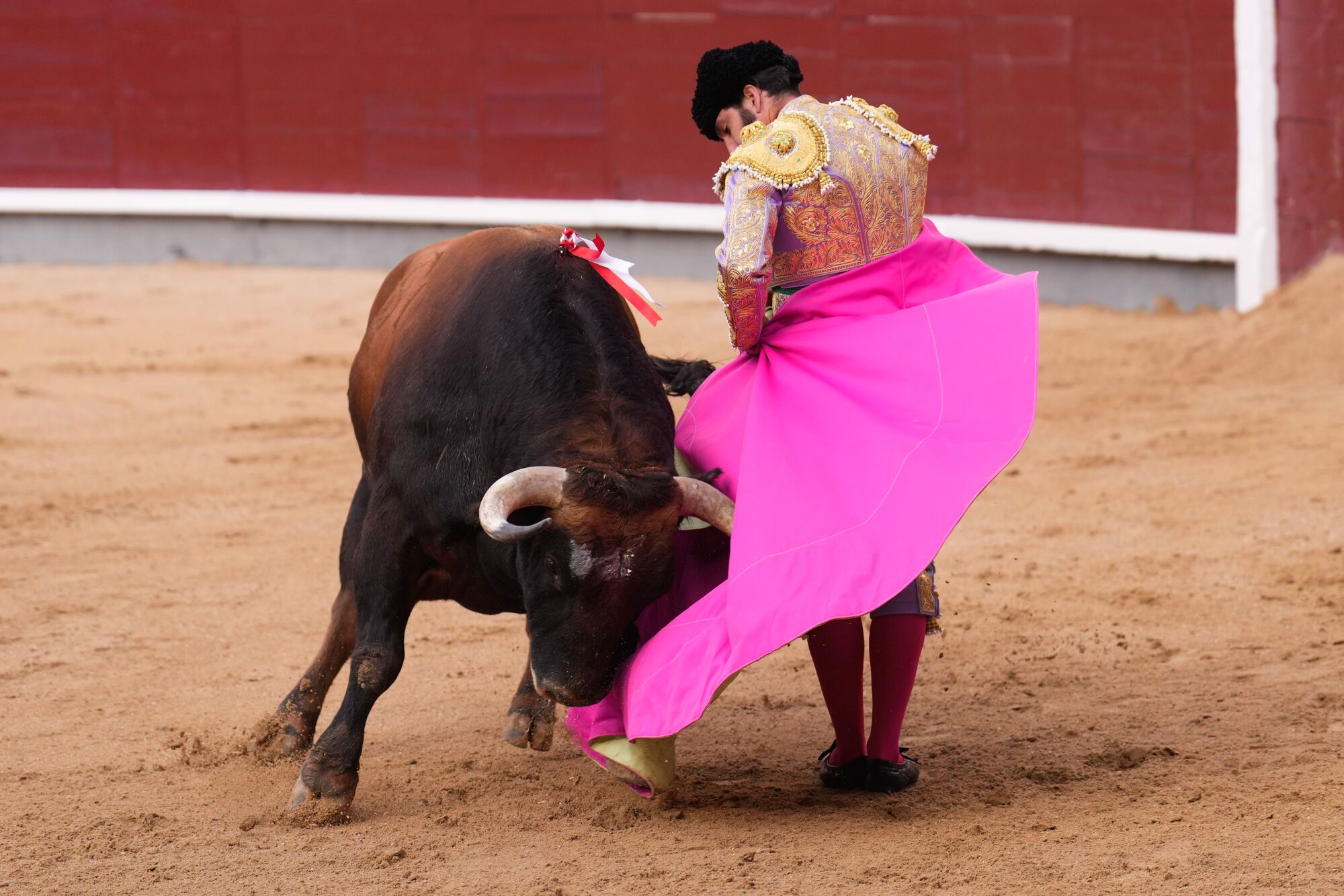 MADRID, 12/10/2025.- El diestro Morante de la Puebla en la lidia de su primer de la tarde en el festejo taurino de la Feria de Otoño celebrado este domingo en la plaza de Las Ventas, en Madrid. EFE/ Borja Sánchez-Trillo