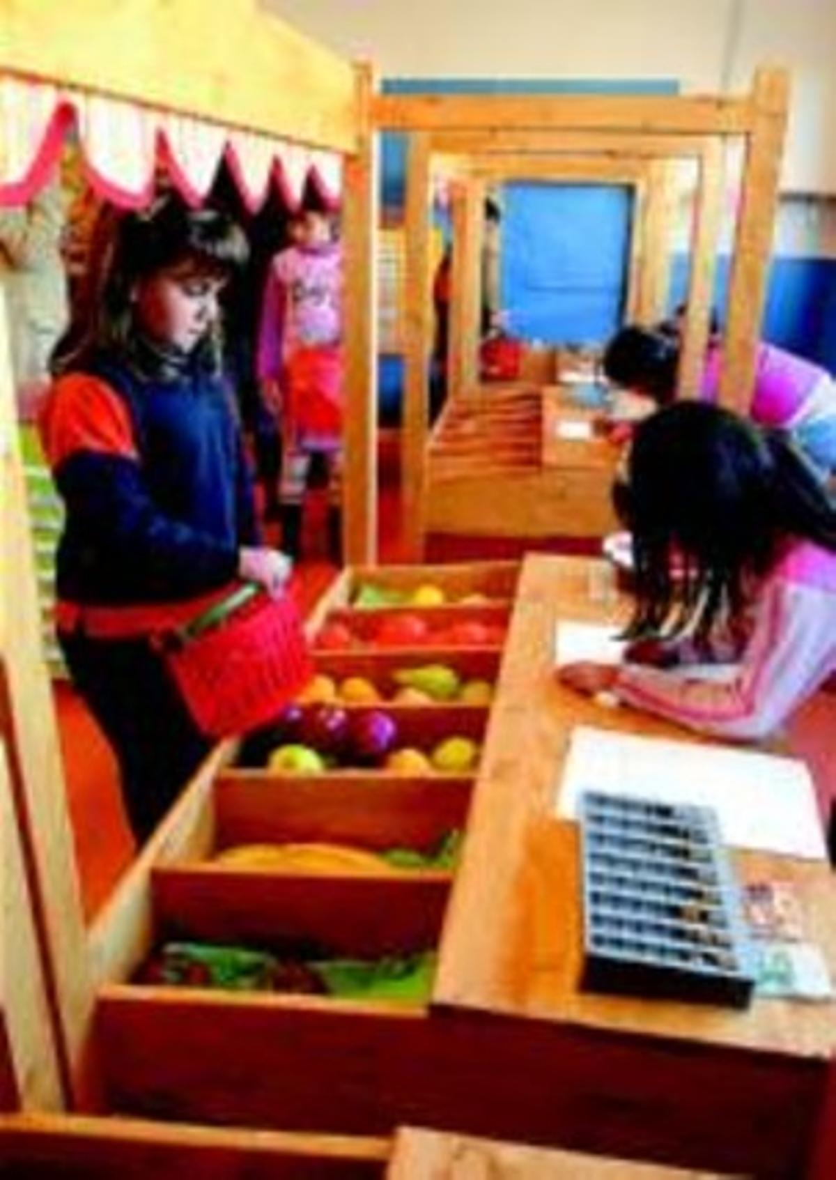 Nens a l’aula mercat de l’escola Antina, dimecres passat. Nens a l’aula mercat de l’escola Antina, dimecres passat.