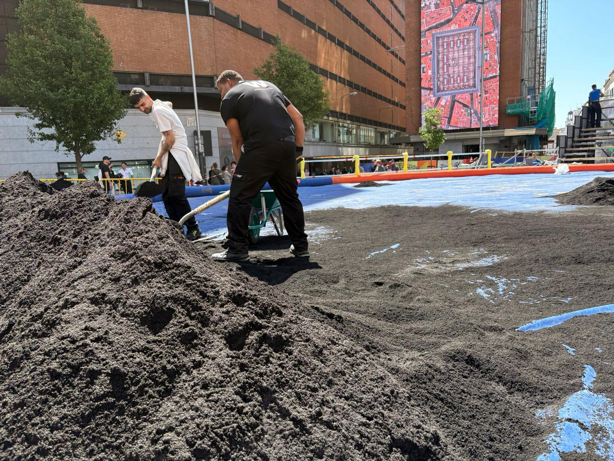 Comienzan a poner la arena volcánica de La Palma en Callao para la lucha canaria