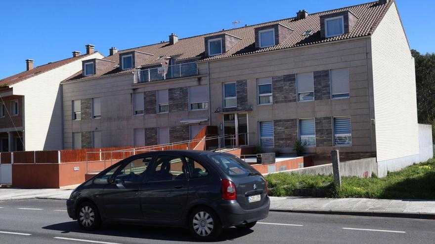 Edificio de A Illa del que se subastaron nueve pisos y once plazas de garaje.