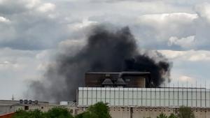 Humo negro saliendo de la fábrica de Corrugados.