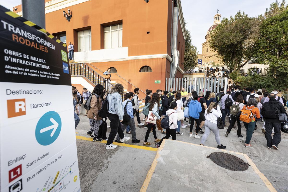 Aglomeraciones en el primer laborable del corte de la R-2 Nord y la R-11 de Rodalies en Sant Andreu