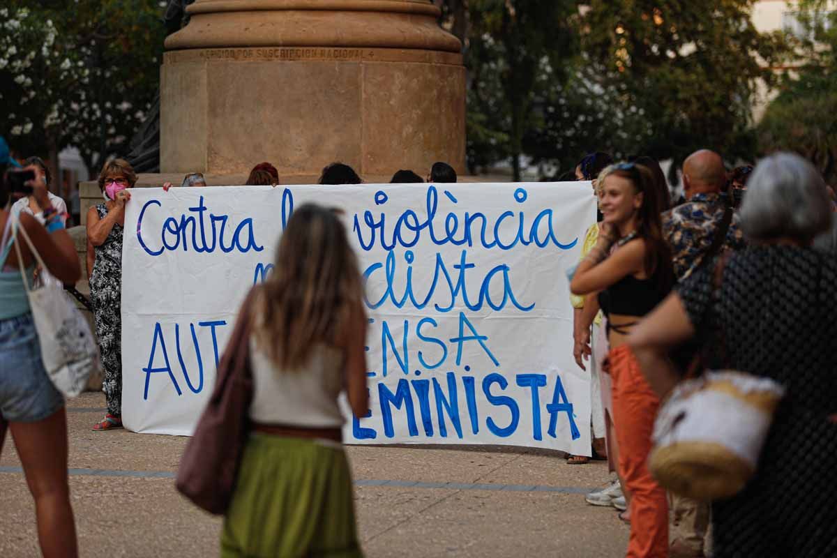 Un centenar de personas participan en Ibiza en un acto de protesta por la agresión sexual cometida en Formentera