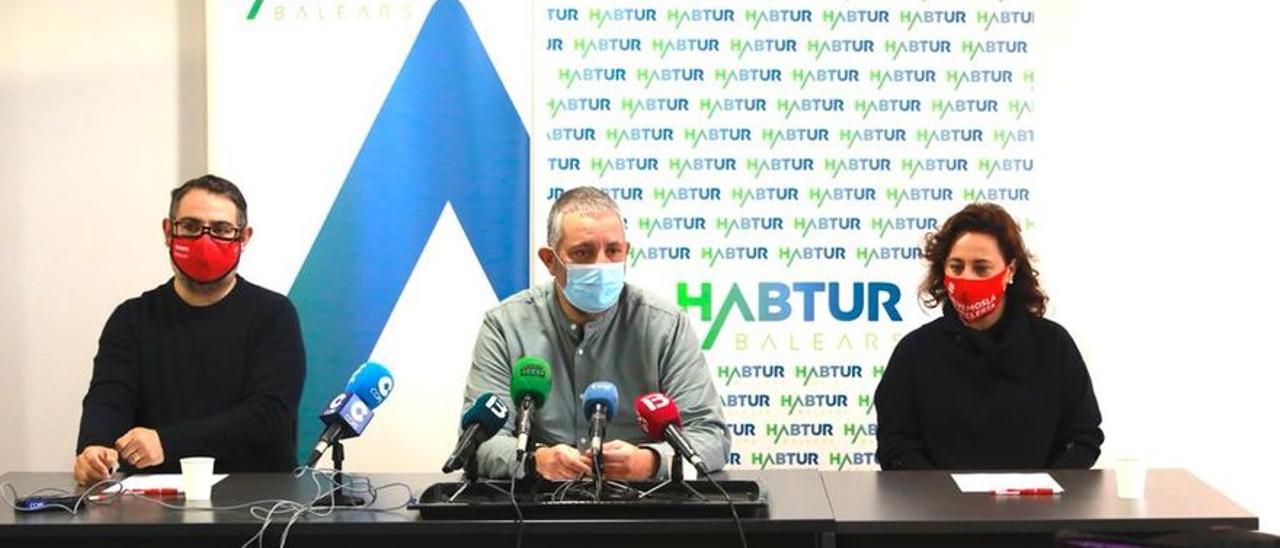 Los representantes de Habtur, este lunes, en rueda de prensa.