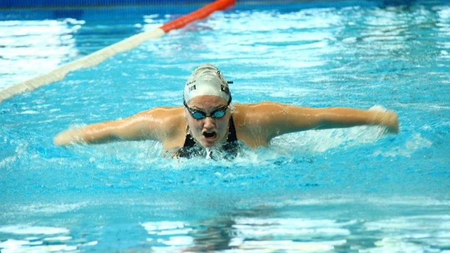 Laura Mengó, en una competición de natación adaptada.