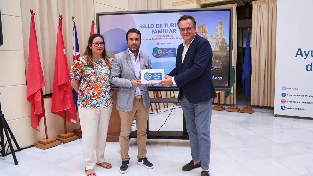 Entrega del sello de Turismo Familiar al concejal Jacobo Florido.