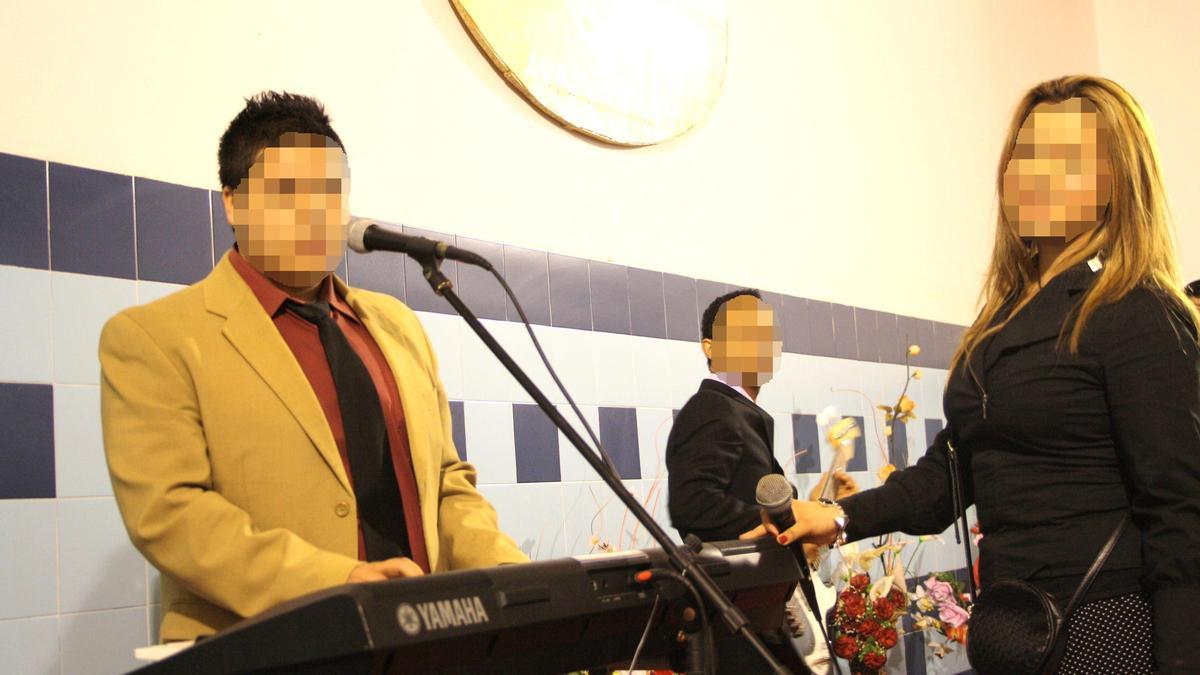 El detenido por agresiones sexuales a menores, tocando el teclado en el coro de la Iglesia.