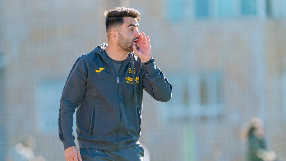 Jordi Ferriols, entrenador de un Villarreal femenino que necestia ganar el domingo.