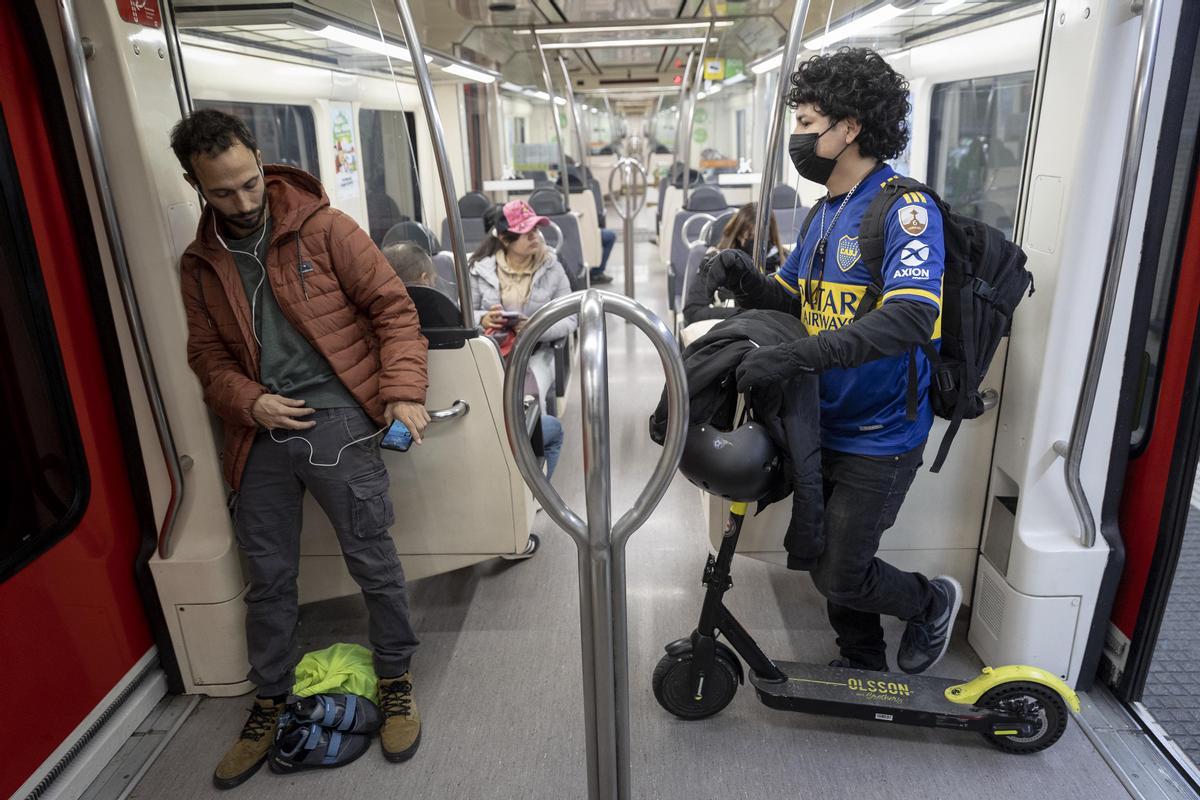 Barcelona 19/12/2022 Usuarios de patinete eléctrico en el transporte público En la foto, Cristian Heredia en un vagón de los Ferrocarrils Catalans  en la estación Espanya  Foto de Ferran Nadeu