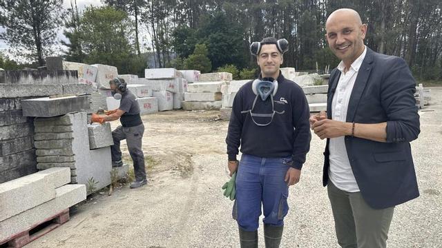 O alcalde, Alejando Lorenzo, xunto a Rubén, estudante de canteiría.   | // D.P.