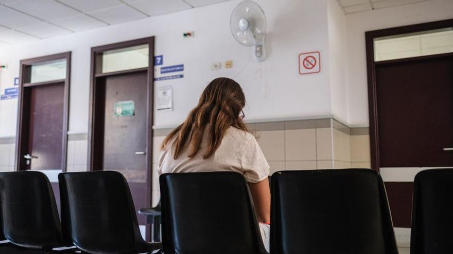 Una paciente en la sala de espera de un centro de salud de Tenerife.