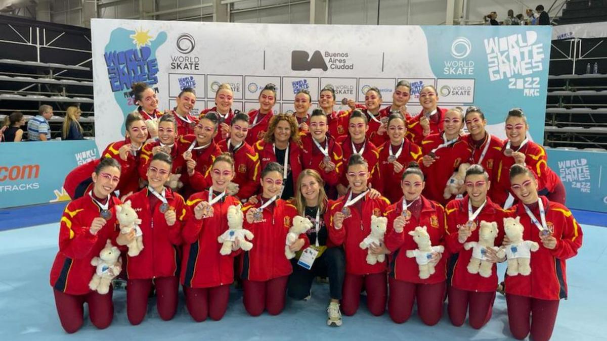 Les patinadores del CPA Girona celebren el bronze. | CPA GIRONA