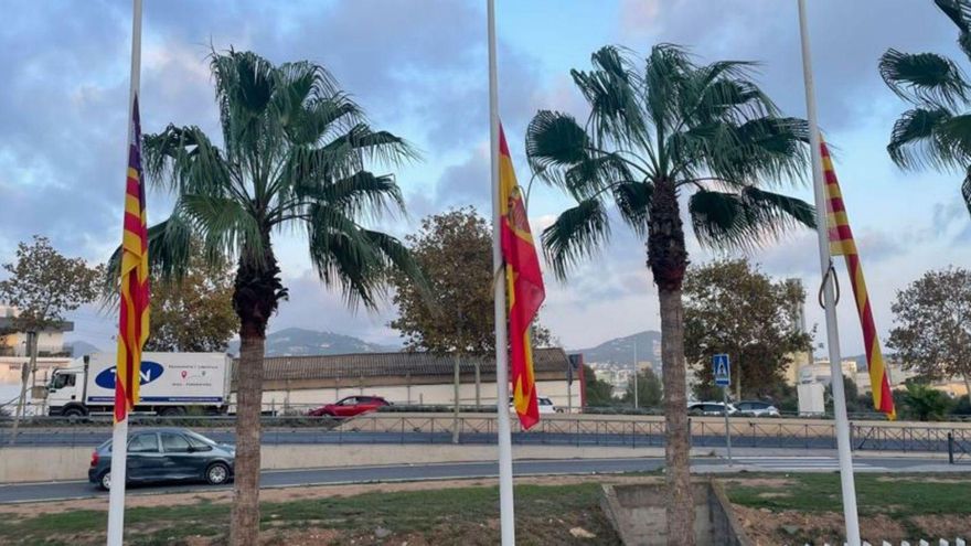 Banderas a media asta en señal de duelo en las Pitiusas