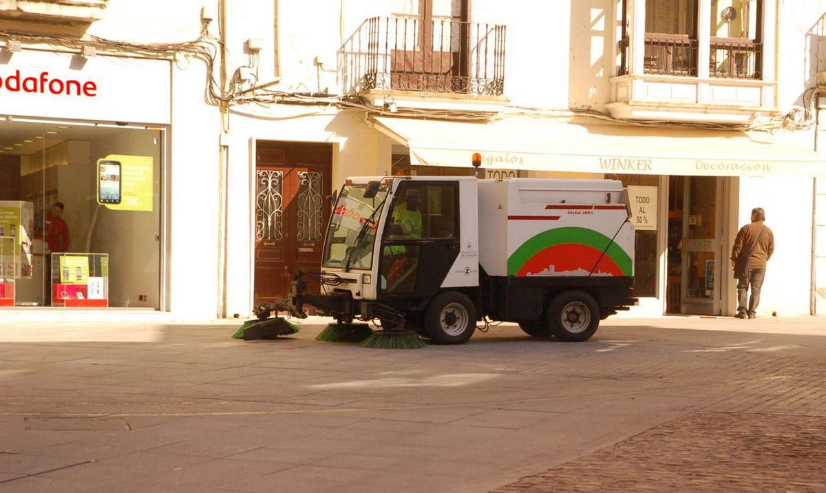 Una barrendera de la antigua adjudicataria en el casco antiguo de Zamora. | ARCIVHO