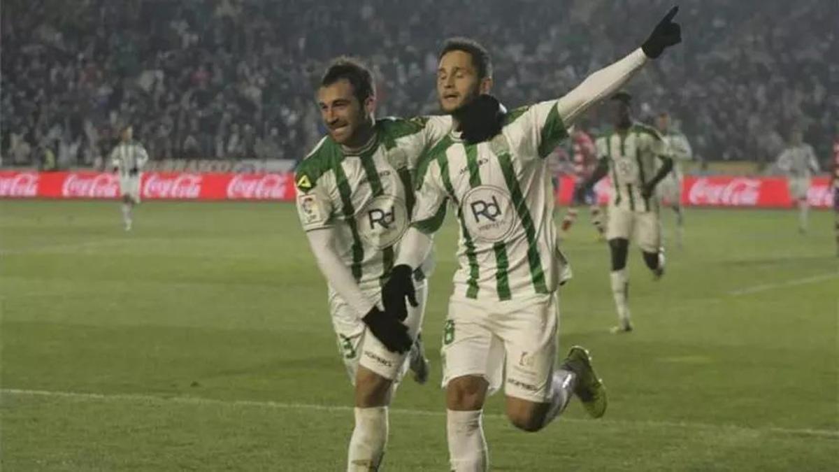 Florin Andone, a la derecha, celebra su tanto ante el Granada en El Arcángel en el curso 2014-2015.