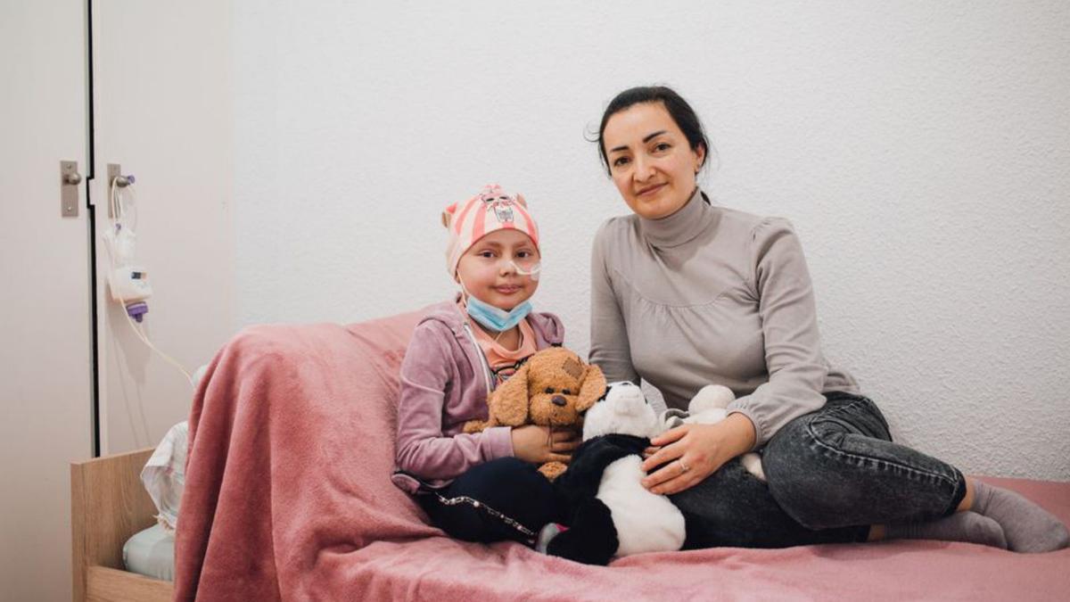 Una nena ucraïnesa tractada a Espanya, amb la seva mare. | ALBA VIGARAY