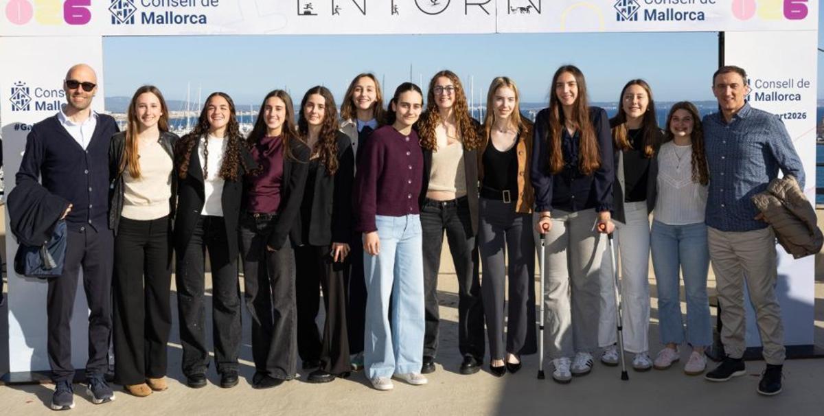 Un grupo de jóvenes deportistas posan en el Auditorium.