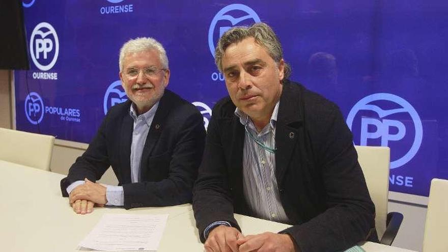 Rosendo Fernández y José Ángel Sampayo en la sede del PP. // Iñaki Osorio