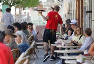 El desempleo sigue a la baja pero la temporada acaba con dudas en Ibiza