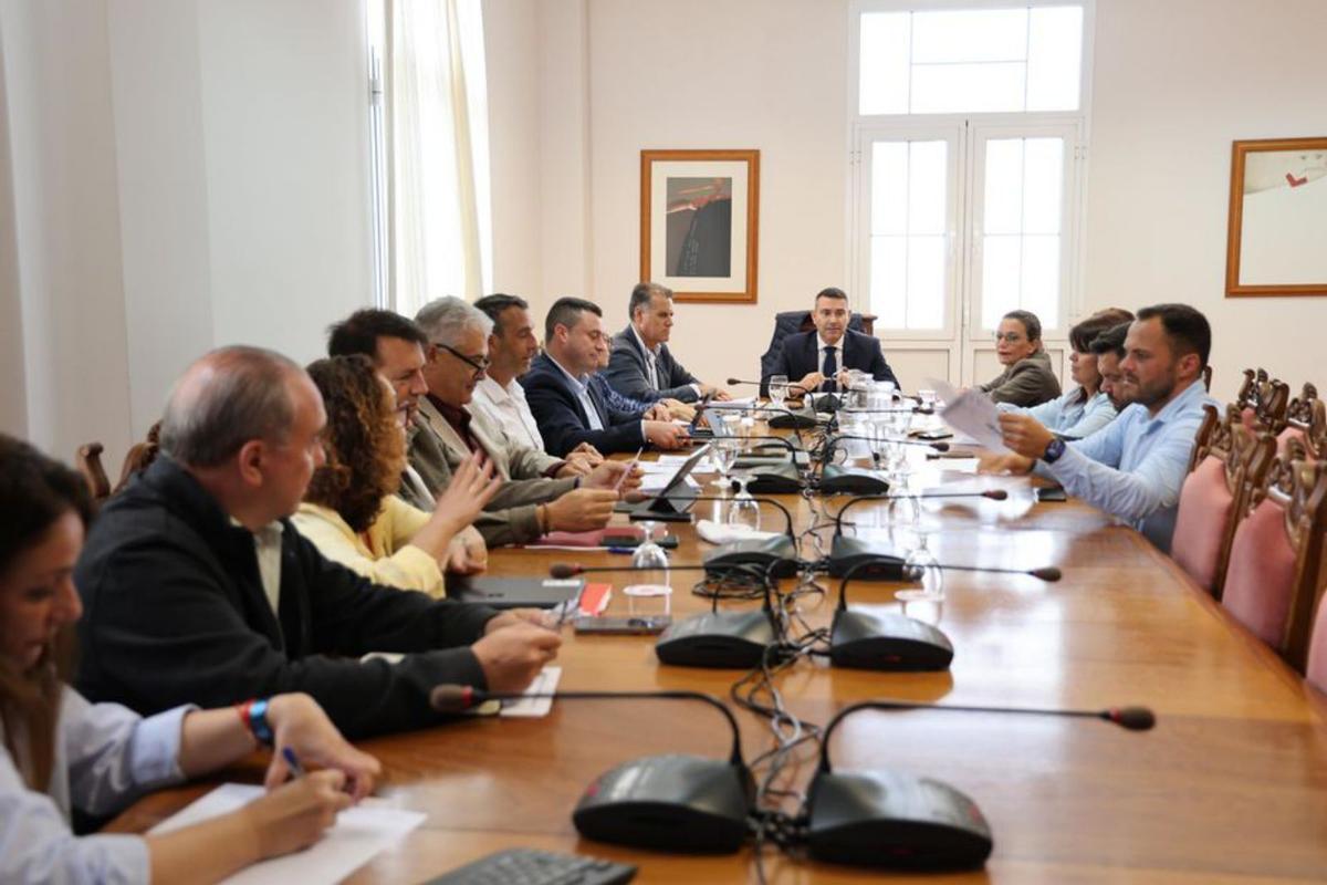 Reunión del Consorcio del Agua celebrada ayer en el Cabildo. |