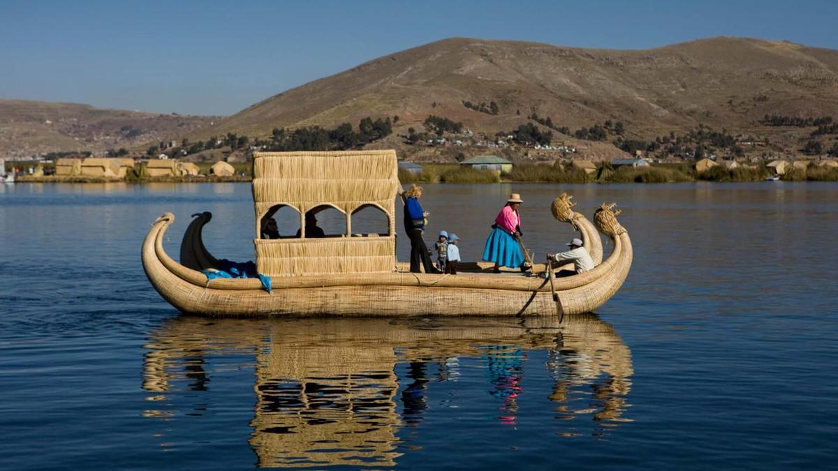 embarcación tradicional en el Titicaca