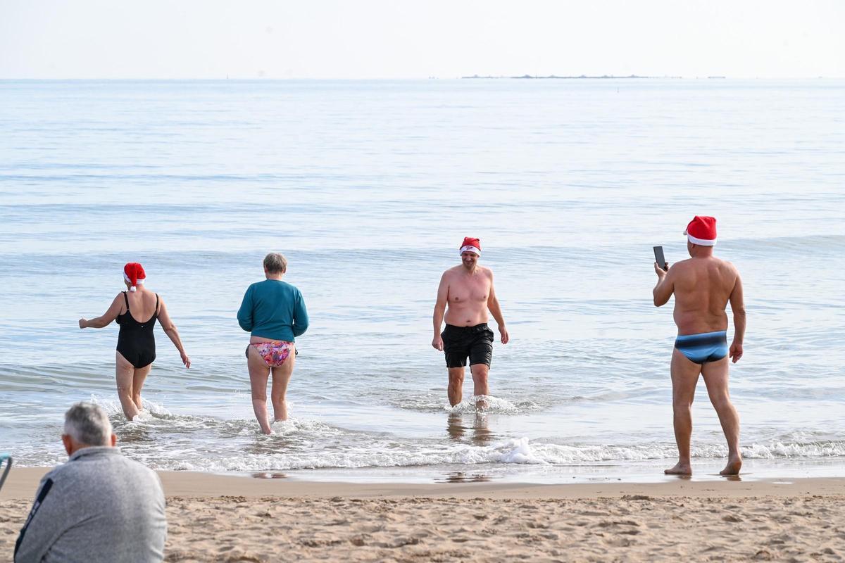 Cientos de personas celebran el Año Nuevo en la playa de La Marina disfrutando del buen tiempo
