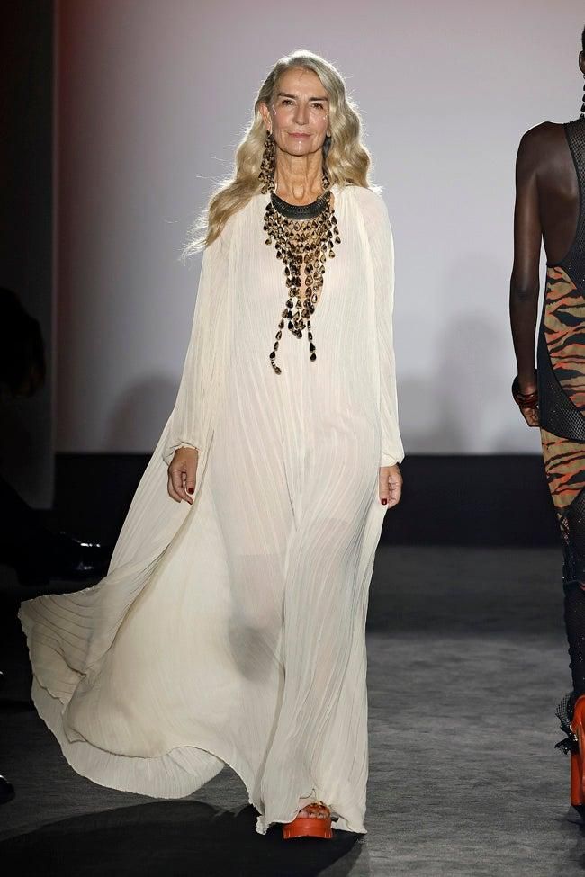 Una modelo en el desfile Lola Casademunt by Maite