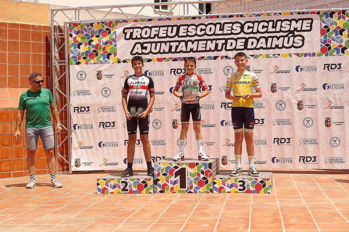 Uno de los podios de la jornada con presencia de ciclistas de la Safor