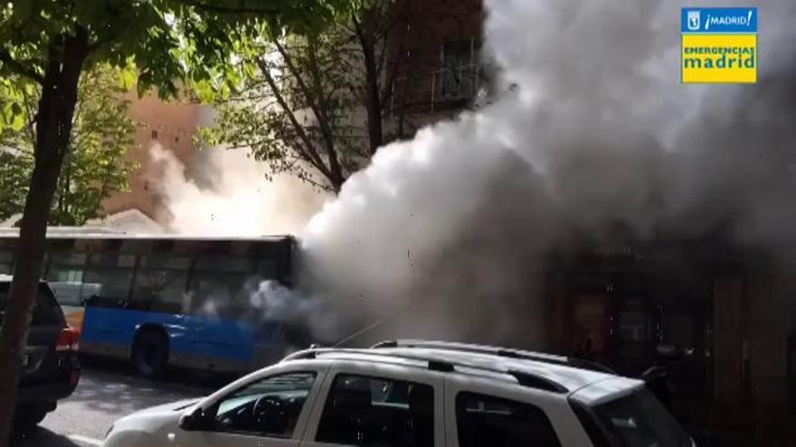 Aparatoso incendio en un autobús municipal en Madrid