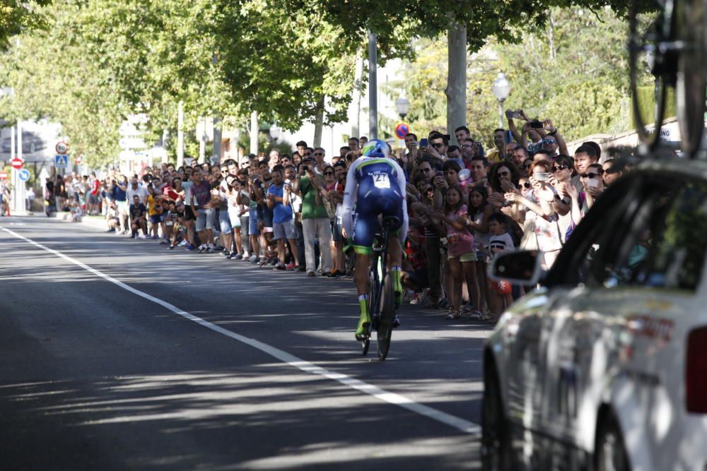 El ciclista de Movistar está acompañado en el podio por sus compañeros de equipo Jonathan Castroviejo y Alejandro Valverde