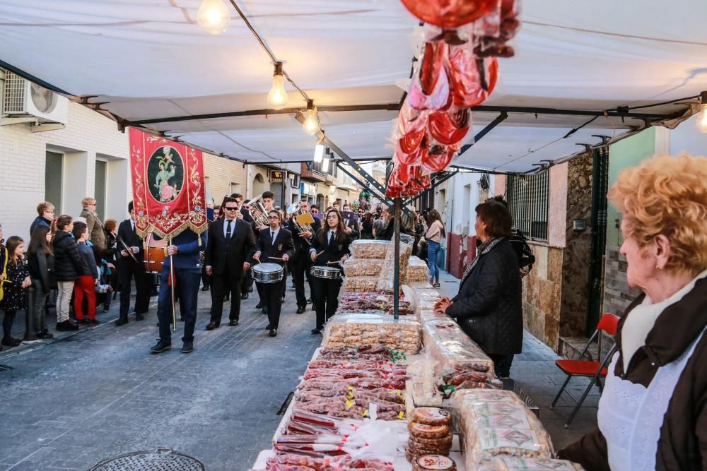 Miles de fieles han acompañado la imagen de Santa Águeda hasta su ermita en un camino jalonado por puestos de dulces