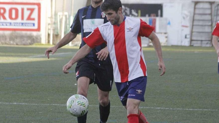 Un jugador del Alondras conduce el balón durante un encuentro de Liga. // Santos Álvarez