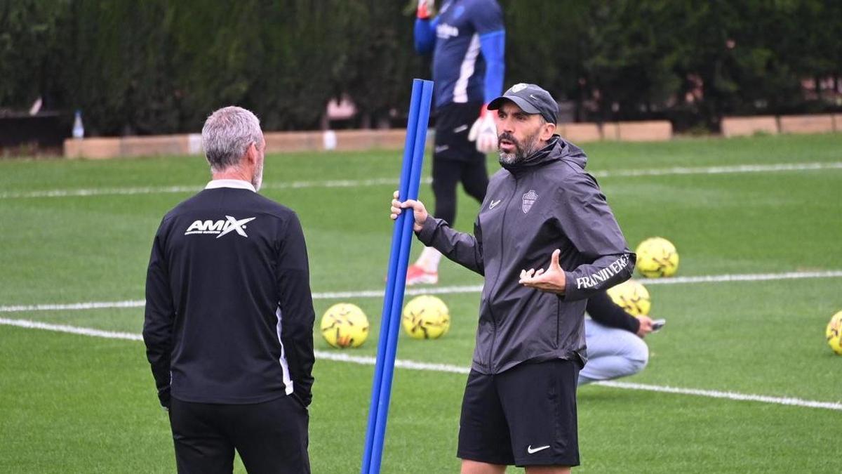 El entrenador del Elche CF, Eder Sarabia durante un entrenamiento antes de enfrentarse al Real Madrid en el Bernabéu