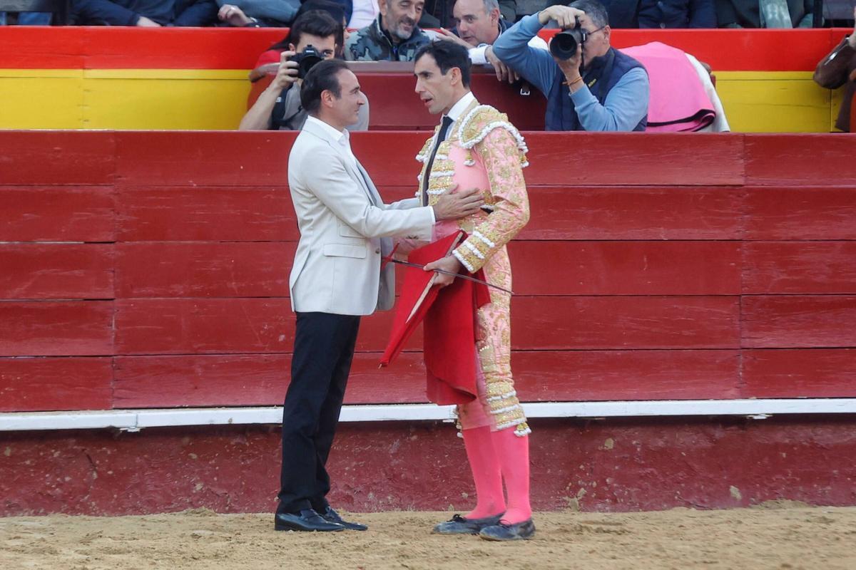 El malagueño Fortes brindó a Ponce el cuarto toro en València.