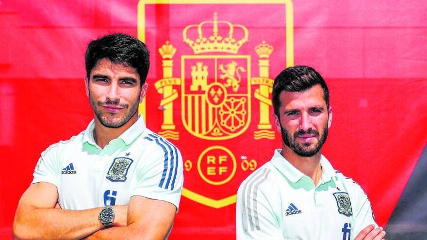 Carlos Soler i José Luis Gayà posen per a ‘Levante-EMV’ en la concentració de la selecció espanyola a Las Rozas. | FRANCISCO CALABUIG