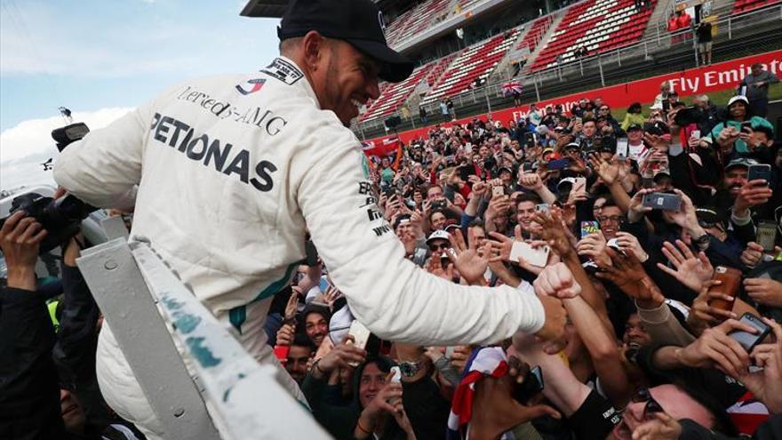 Hamilton saca el martillo en Montmeló y borra a los Ferrari