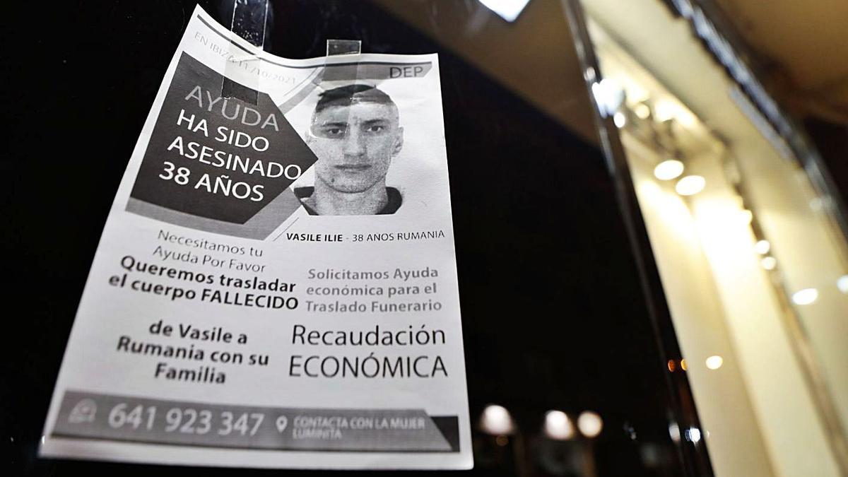 Uno de los carteles para pedir ayuda para la repatriación del cadáver del joven. | J. A. RIERA