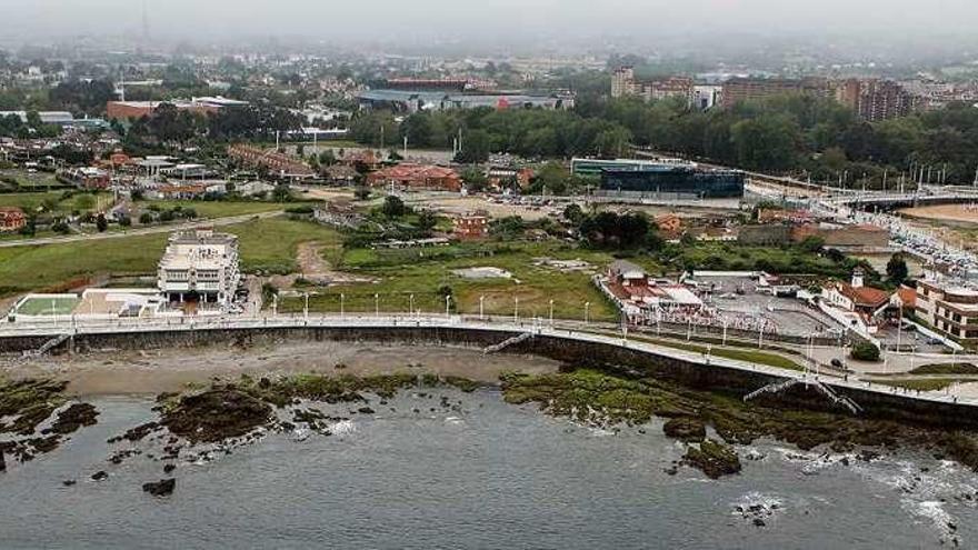 En primer término, a la izquierda, parcelas del plan de El Rinconín que rodean el edificio del Rick&#039;s, en el paseo marítimo gijonés. En segundo término, a la derecha frente al hotel Abba, parcelas de la Ería del Piles, algunas de ellas colindantes con las del plan de El Rinconín.