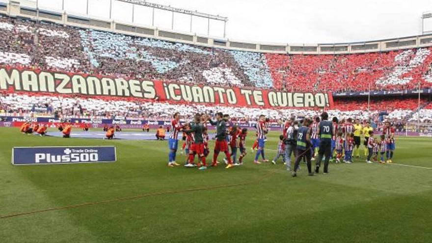 Mosaico gigante antes del partido de ayer en el último duelo liguero que se juega en el Calderón, sede de la final de Copa del sábado.