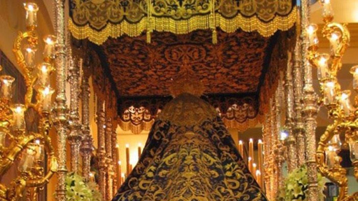 Manto de la Virgen de la Paloma.